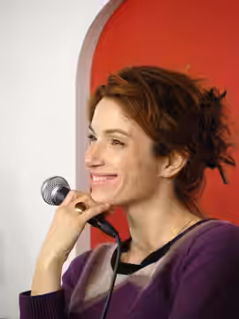 L'actrice Aure Atika, le 13 mars 2010, lors de la présentation du DVD du film "Mademoiselle Chambon" à la FNAC Montparnasse (Paris)