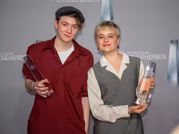 Michelangelo Fortuzzi; Lena Urzendowsky beim Deutschen Fernsehpreis 2019 in der Düsseldorfer Rheinterrasse