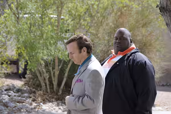 Bob Odenkirk as Saul Goodman and Lavell Crawford as Huell during shooting of the episode 4x08 Hermanos of Breaking Bad. (2011)