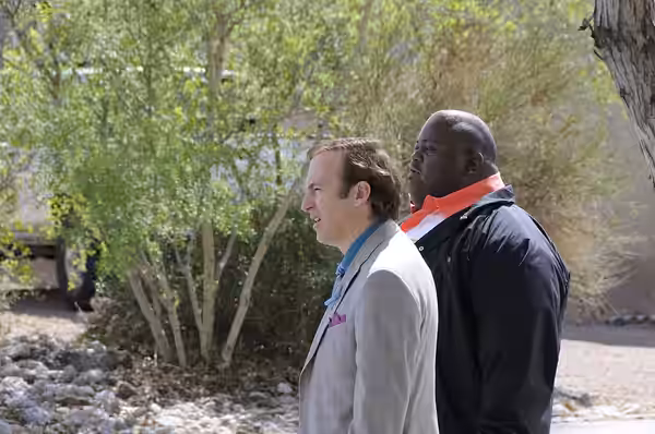 Bob Odenkirk as Saul Goodman and Lavell Crawford as Huell during shooting of the episode 4x08 Hermanos of Breaking Bad. (2011)