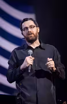 Austin Wintory speaking at the Game Developers Conference 2024.