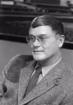 Acteur Larry Hagman, bekend als J.R. in de tv-serie Dallas op Schiphol (1983)