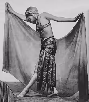 Scene from "La figlia di Erodiade" ("Daughter of Herodias"). Image is from Ciné-Miroir, n° 25, 1er mai 1923