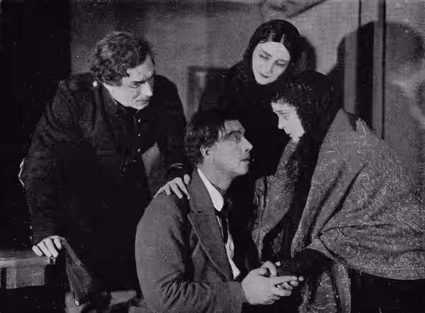 Brott och straff på Dramaten 1937. Uno Henning som Razumichin, Lars Hanson som Raskolnikov, Signe Enwall som Dunja och Hilda Borgström som modern.