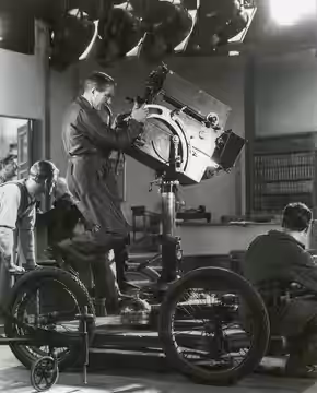 Filmfotografen Julius Jaenzon vid inspelningen av "En natt på Smygeholm" på Filmstaden Råsunda 1933
