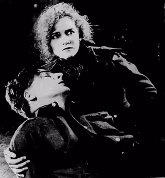 Still from the American romantic drama film Fools Highway (1924) with Mary Philbin, on page 8 of the 28 August 1924 A Scena Muda.
