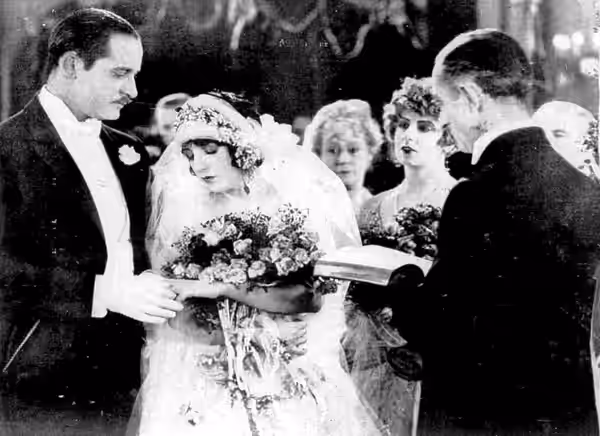 Still from the American comedy film Daring Youth (1924), on page 28 of the 31 December 1925 A Scena Muda.