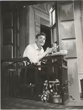 Paris. Théâtre du Vieux-Colombier. Henri Guisol in a scene from Sacre Fantômes, the French version of the comedy Questi fantasmi written and directed by Eduardo (1958)