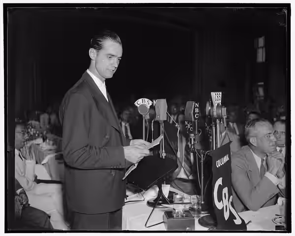 Title: Howard Hughes speaking before the Press Club. Washington, D.C., July 21. Howard Hughes, speaking at the National Press Club today, before hundreds of gov (1938)