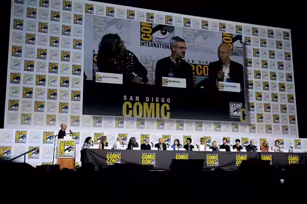 Dominic Patten, Kirsten Beyer, Heather Kadin, Akiva Goldsman, Michael Chabon, Alex Kurtzman, Patrick Stewart, Isa Briones, Santiago Cabrera, Michelle Hurd, Alis (2019)