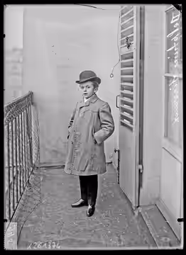 Sujet : Delphin (1882-1938) -- Portraits Nains Paris (France) -- Arrondissement (09e) Portraits -- 1870-1913 Référence bibliographique : K261374 Appartient à l’ (1905)