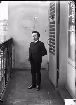 Sujet : Delphin (1882-1938) -- Portraits Nains Portraits -- 1870-1913 Référence bibliographique : Rol, 946 Appartient à l’ensemble documentaire : Pho20Rol Image (1905)
