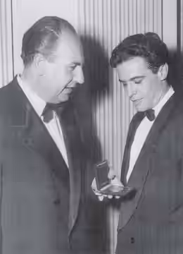 Rafael Gil and Francisco Rabal receiving the David O'Selznich award for 'La Guerra de Dios' at Berlin's Festival (1954)