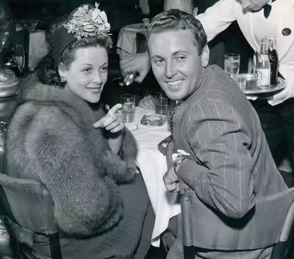american actors (husband and wife) Allan Jones & Irene Hervey - publicity still (cropped) (1941)