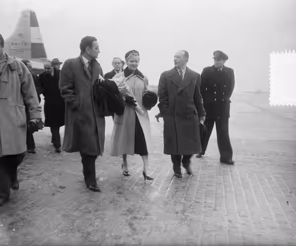 Collectie / Archief : Fotocollectie Anefo Reportage / Serie : [ onbekend ] Beschrijving : Aankomst filmster Ann Todd en haar echtgenoot filmregisseur David Lean (1952)