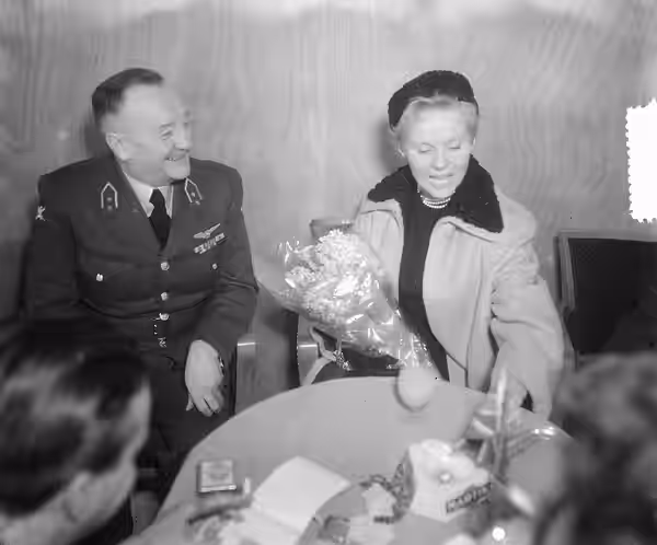 Collectie / Archief : Fotocollectie Anefo Reportage / Serie : [ onbekend ] Beschrijving : Aankomst filmster Ann Todd en haar echtgenoot filmregisseur David Lean (1952)