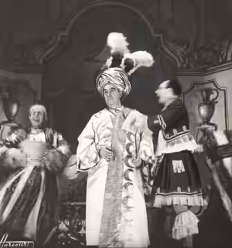 Pièce de théâtre de Molière, comédie mettant en scène trois comédiens habillés de costumes orientaux et ridicules sur une scène de théâtre dont le décor à l'arr (1944)