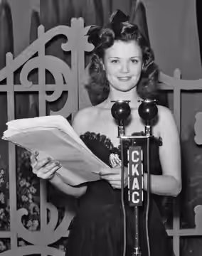Simone Simon lors d'une présentation du radio-théâtre Lux diffusé par la station de radio CKAC de Montréal