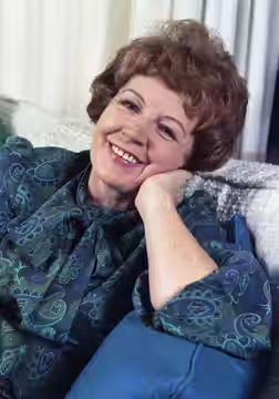 Phyllis Calvert at home in Barnes England (1974)