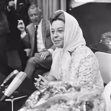 Collectie / Archief : Fotocollectie Anefo Reportage / Serie : [ onbekend ] Beschrijving :Aankomst Giulietta Masina op Schiphol Datum : 5 juli 1966 Locatie : Noo