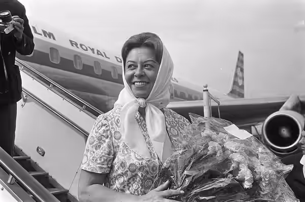 Collectie / Archief : Fotocollectie Anefo Reportage / Serie : [ onbekend ] Beschrijving : Aankomst Giuliette Masina op Schiphol Datum : 5 juli 1966 Locatie : No
