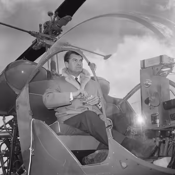 Collectie / Archief : Fotocollectie Anefo Reportage / Serie : [ onbekend ] Beschrijving : Aankomst Jean Marais op Schiphol, hier in de helicopter Datum : 13 apr (1965)