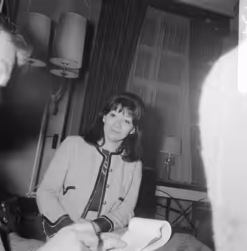 Collectie / Archief : Fotocollectie Anefo Reportage / Serie : [ onbekend ] Beschrijving : Juliette Greco in het Amstelstation Datum : 25 januari 1962 Locatie : 