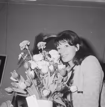 Collectie / Archief : Fotocollectie Anefo Reportage / Serie : [ onbekend ] Beschrijving : Juliette Greco in het Amstelstation Datum : 25 januari 1962 Locatie : 
