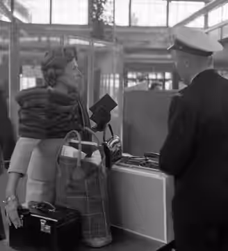 Collectie / Archief : Fotocollectie Anefo Reportage / Serie : [ onbekend ] Beschrijving : Aankomst van de Franse filmster Nicole Maurey op Schiphol Datum : 19 m (1959)