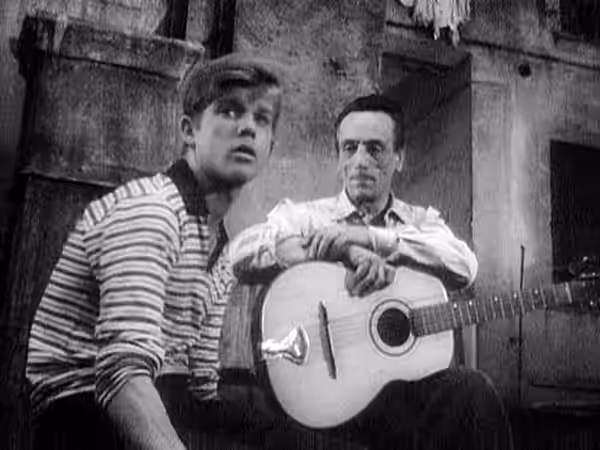 Georges Poujouly con Eduardo De Filippo in un fotogramma del film italiano Cortile (1955)