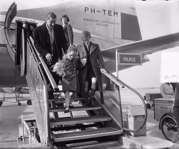 Collectie / Archief : Fotocollectie Anefo Reportage / Serie : [ onbekend ] Beschrijving : Aankomst filmsterretjes Brigitte Fossey en Georges Poujouly op Schipho (1953)