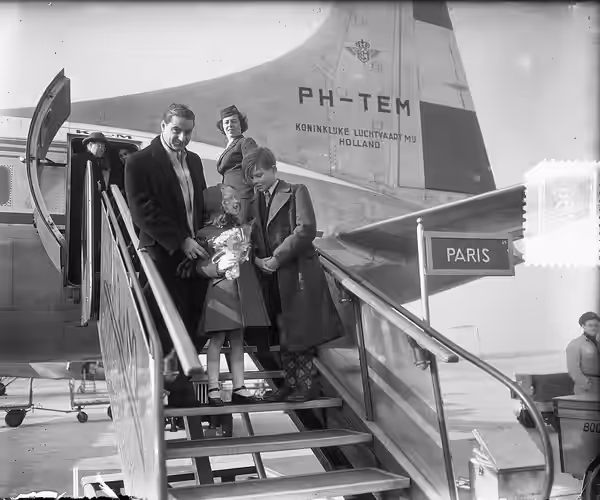 Collectie / Archief : Fotocollectie Anefo Reportage / Serie : [ onbekend ] Beschrijving : Aankomst filmsterretjes Brigitte Fossey en Georges Poujouly op Schipho (1953)