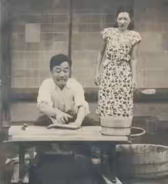 ウナギを捌く小沢栄太郎(右は高峰秀子) (1948)