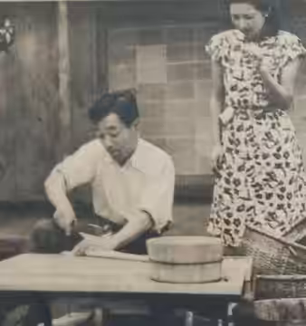 ウナギを捌く小沢栄太郎(右は高峰秀子) (1948)