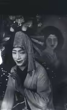 Tadaoto Kainoshō posant devant un croquis (1924)