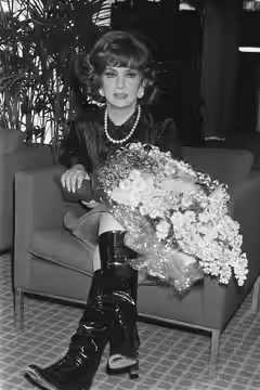 Collectie / Archief : Fotocollectie Anefo Reportage / Serie : [ onbekend ] Beschrijving : Op Schiphol filmster Gina Lollobrigida i.v.m. een in Rotterdam te open (1980)