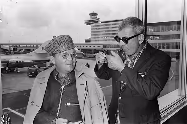 Collectie / Archief : Fotocollectie Anefo Reportage / Serie : [ onbekend ] Beschrijving : Aankomst schrijver Truman Capote (links) en regisseur Richard Brooks o (1968)