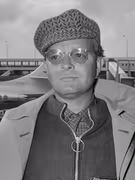 Aankomst schrijver Truman Capote (links) en regisseur Richard Brooks op Schiphol voor de première van de film "In Koelen Bloede" ("In Cold Blood") (1968)