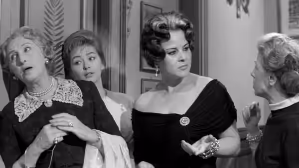 Screenshot dal film Totò, Fabrizi e i giovani d'oggi (1961) estratto personalmente (1960)