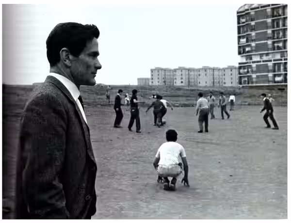 Pier Paolo Pasolini nella borgata del Quarticciolo a Roma (1960)