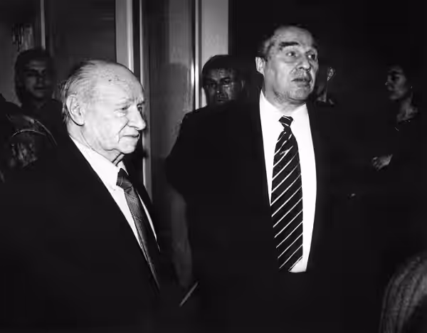Писатель, сценарист, драматург В.С. Розов (слева) и председатель Комитета по культуре Москвы И.Б. Бугаев на открытии выставки «Героическая оборона Севастополя»  (1997)