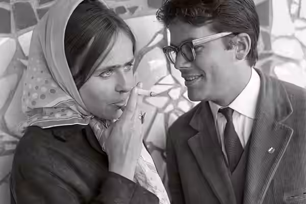 Zbigniew Cybulski i Elżbieta Chwalibóg z papierosem. (1960)