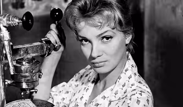 Ewa Krzyżewska jako barmanka Krystyna w filmie „Popiół i diament“ (premiera 1958).