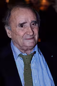 Claude Brasseur posant lors du photocall du festival automobile 2013.