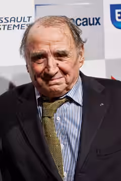Claude Brasseur posant lors du photocall du festival automobile 2013.