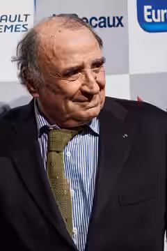 Claude Brasseur posant lors du photocall du festival automobile 2013.