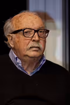 Jean Becker en conférence au salon du livre de Paris 2012.