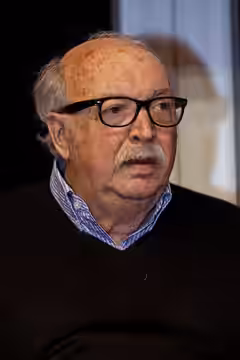 Jean Becker en conférence au salon du livre de Paris 2012.