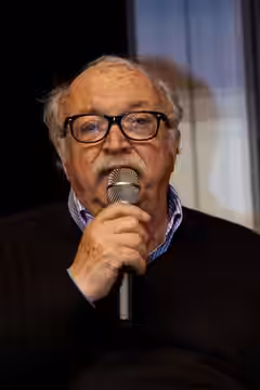 Jean Becker en conférence au salon du livre de Paris 2012.