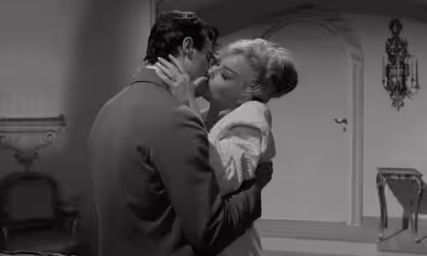 Screenshot dal film Psycosissimo (1961) estratto personalmente.